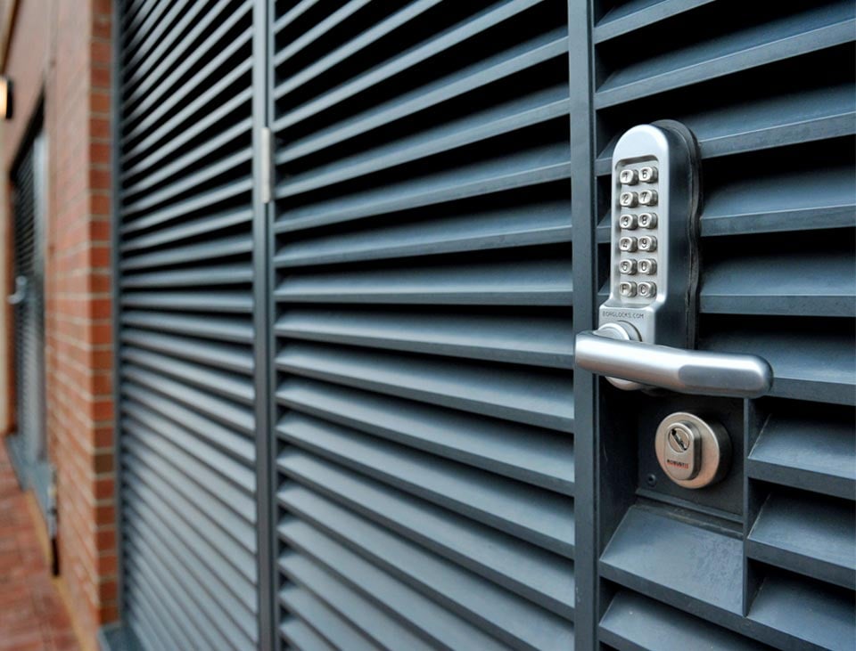Lock on louvered steel door AD30